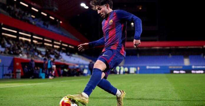 Dani Rodriguez sous le maillot du FC Barcelone lors d’un match de jeunes.