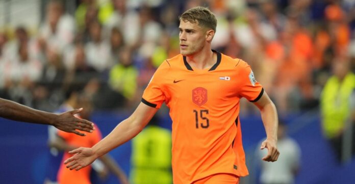 Micky van de Ven avec Tottenham lors d’un match, sous le regard de joueurs adverses.