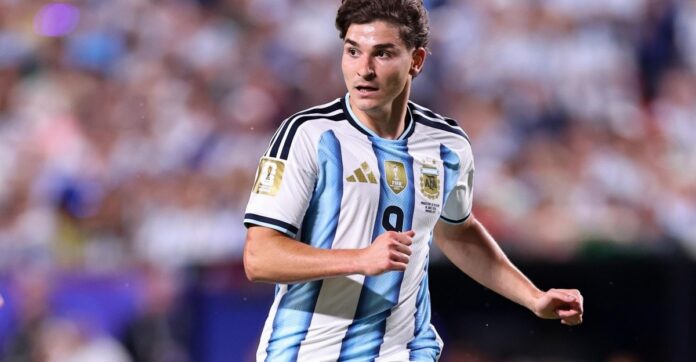 Julian Alvarez avec l’Atlético Madrid, ciblé par le Barça pour renforcer son attaque.