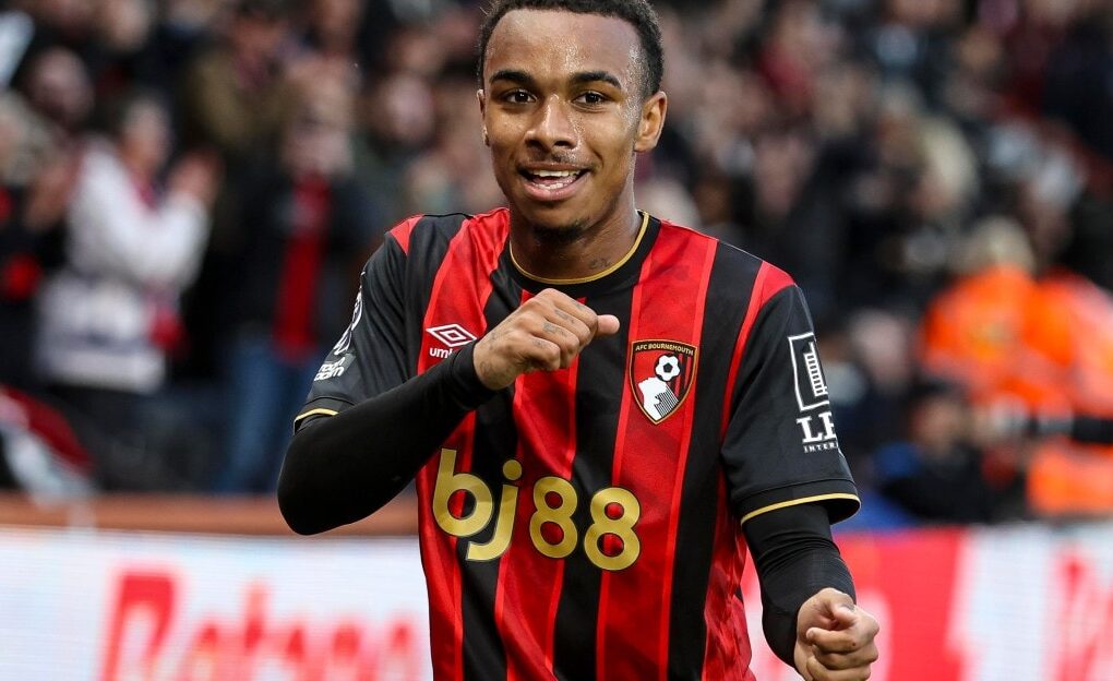 Eli Junior Kroupi sur le terrain avec Bournemouth lors d'un match.