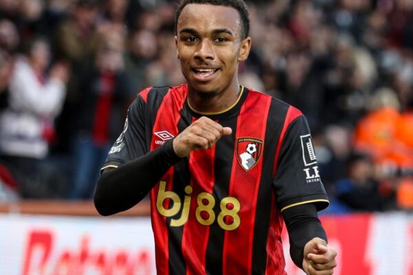 Eli Junior Kroupi sur le terrain avec Bournemouth lors d'un match.
