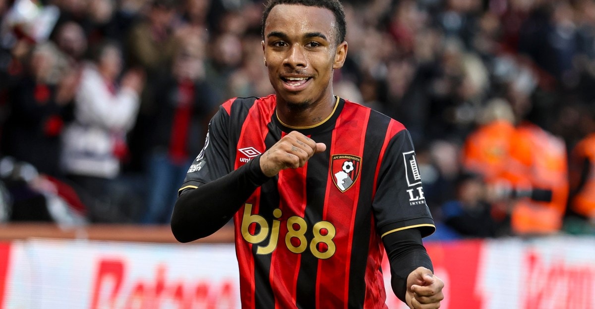 Eli Junior Kroupi sur le terrain avec Bournemouth lors d'un match.