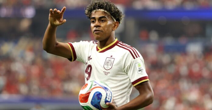 Lamine Yamal sous le maillot de l’Espagne face à des défenseurs adverses.