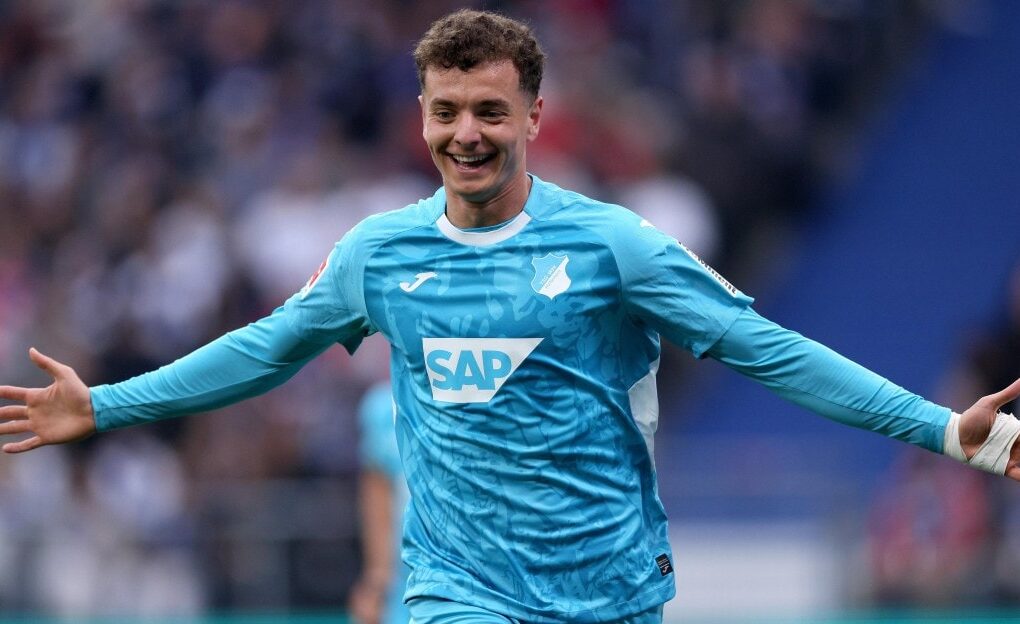 Fisnik Asllani avec Hoffenheim lors d’un match, cible potentielle du FC Barcelone.