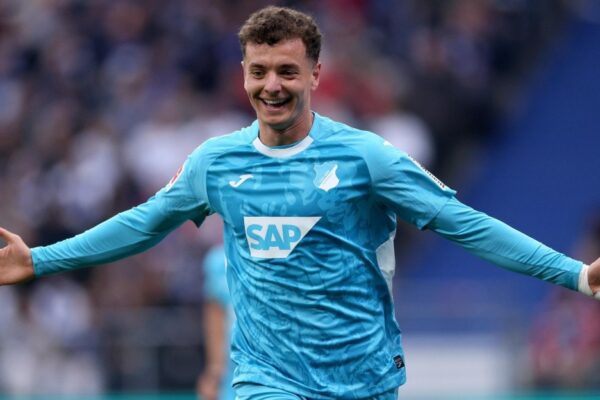 Fisnik Asllani avec Hoffenheim lors d’un match, cible potentielle du FC Barcelone.
