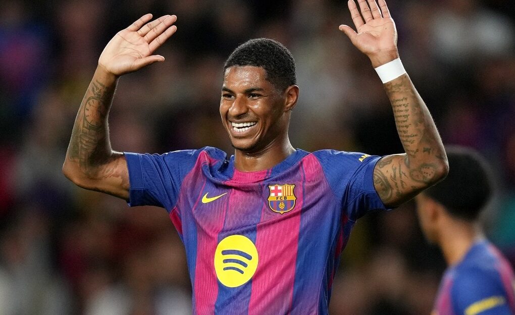 Marcus Rashford porte le maillot du Barça sur la pelouse.