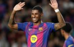 Marcus Rashford porte le maillot du Barça sur la pelouse.