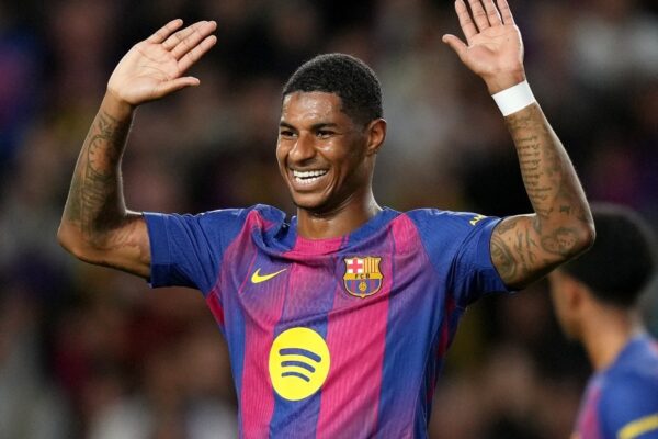 Marcus Rashford porte le maillot du Barça sur la pelouse.