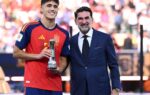 Pau Cubarsi sous le maillot de l'Espagne pendant la Coupe du monde 2026.