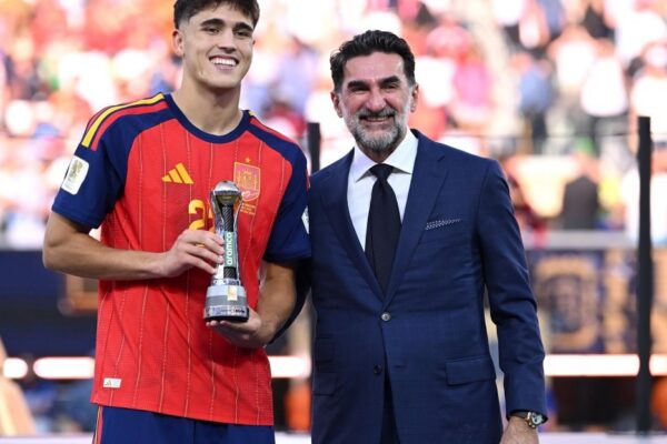 Pau Cubarsi sous le maillot de l'Espagne pendant la Coupe du monde 2026.