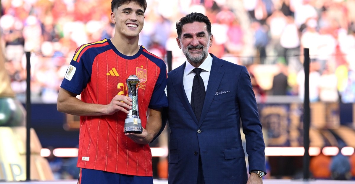 Pau Cubarsi sous le maillot de l'Espagne pendant la Coupe du monde 2026.