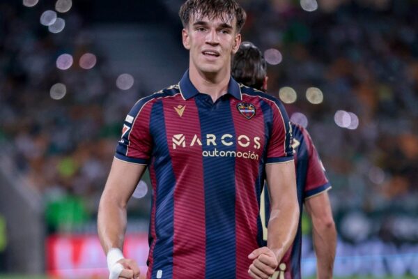 Carlos Espí lors d’un match avec Levante avant son arrivée au Real Madrid.
