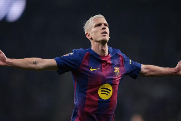 Dani Olmo en action sous le maillot du Barça pendant un match.