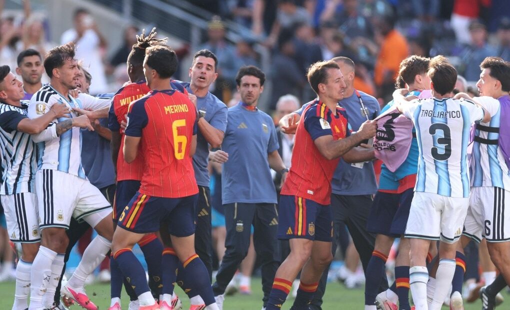 Roberto Ayala et Dani Olmo se font face après la finale du Mondial à New York.