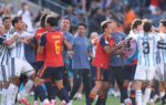 Roberto Ayala et Dani Olmo se font face après la finale du Mondial à New York.