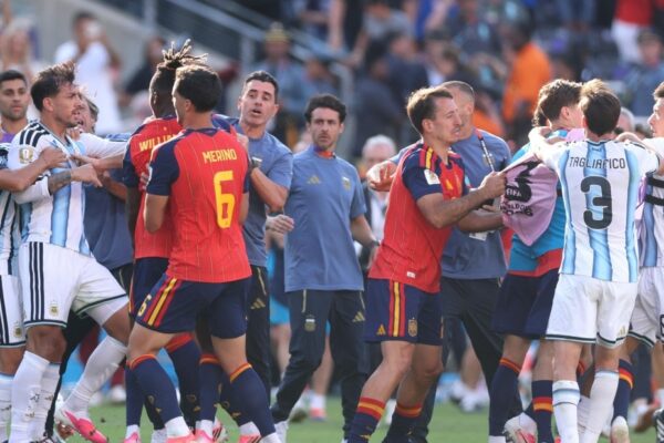 Roberto Ayala et Dani Olmo se font face après la finale du Mondial à New York.