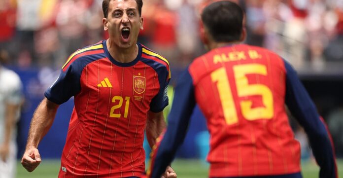 Mikel Oyarzabal avec le maillot de l’Espagne pendant la Coupe du monde.