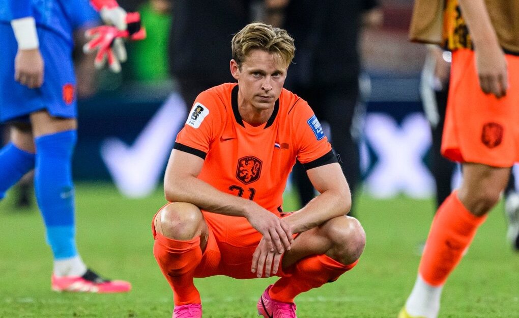 Frenkie de Jong avec le Barça lors d’un match, au cœur des inquiétudes autour de son genou.