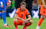 Frenkie de Jong avec le Barça lors d’un match, au cœur des inquiétudes autour de son genou.