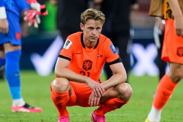 Frenkie de Jong avec le Barça lors d’un match, au cœur des inquiétudes autour de son genou.