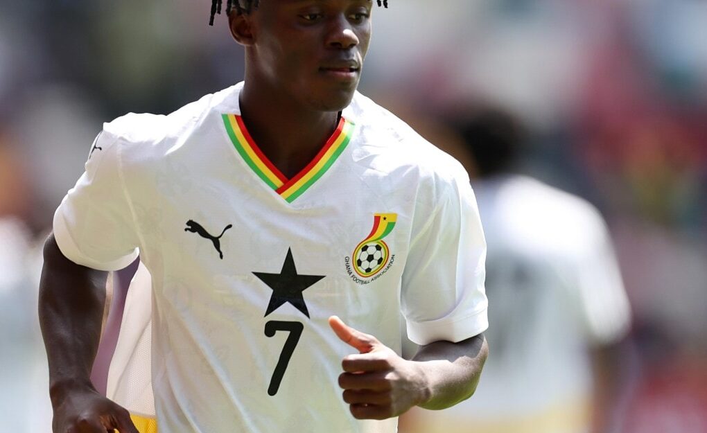 Aziz Issah pose après la signature de son contrat avec le Barça Atlètic.