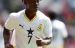 Aziz Issah pose après la signature de son contrat avec le Barça Atlètic.