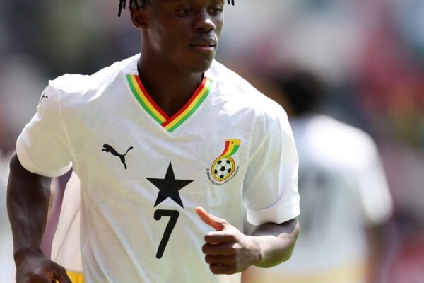 Aziz Issah pose après la signature de son contrat avec le Barça Atlètic.