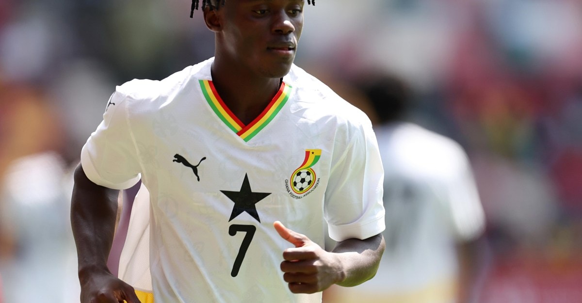 Aziz Issah pose après la signature de son contrat avec le Barça Atlètic.