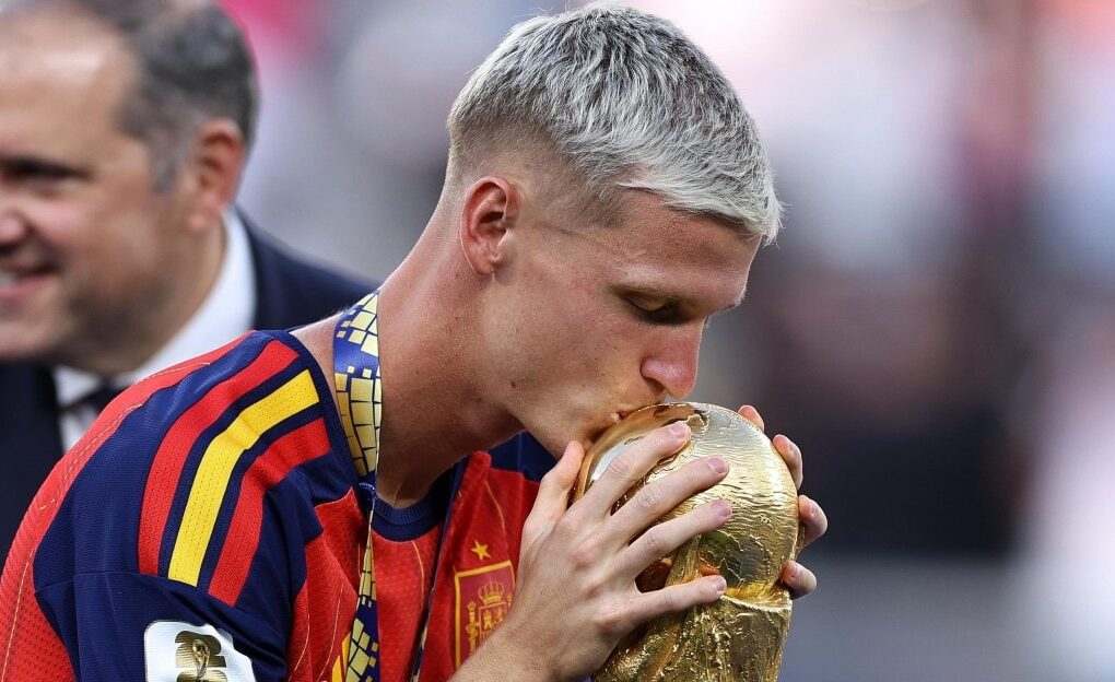 Dani Olmo, joueur du FC Barcelone, sur un terrain de football.