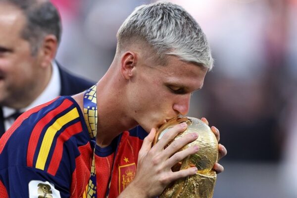 Dani Olmo, joueur du FC Barcelone, sur un terrain de football.