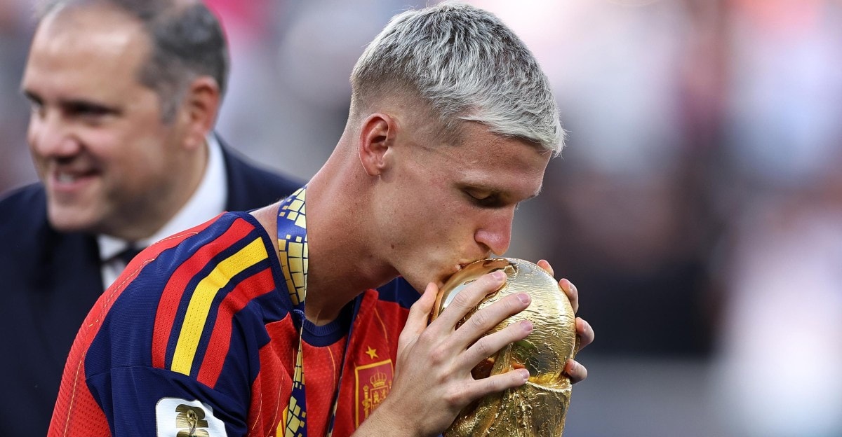 Dani Olmo, joueur du FC Barcelone, sur un terrain de football.