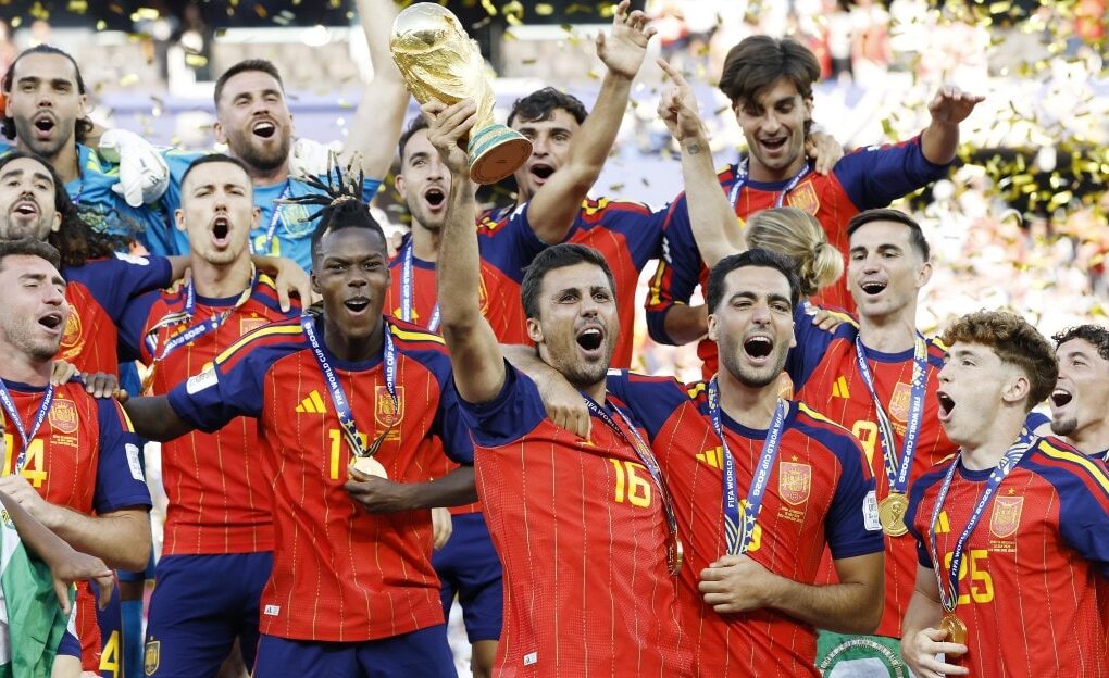 Dani Olmo avec l’Espagne après la victoire en Coupe du monde 2026 à New York.