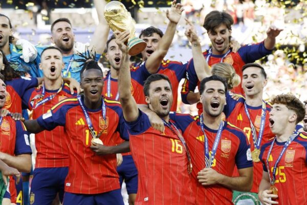 Dani Olmo avec l’Espagne après la victoire en Coupe du monde 2026 à New York.