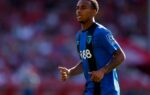 Hansi Flick entouré des joueurs du FC Barcelone pendant le rassemblement à Birmingham.
