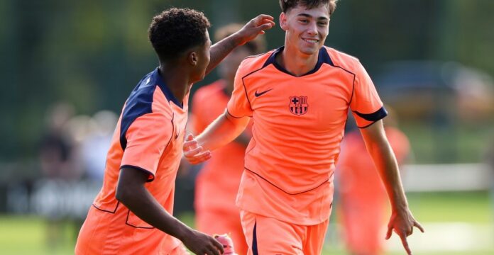 Òscar Gistau avec le maillot du FC Barcelone après sa prolongation de contrat.