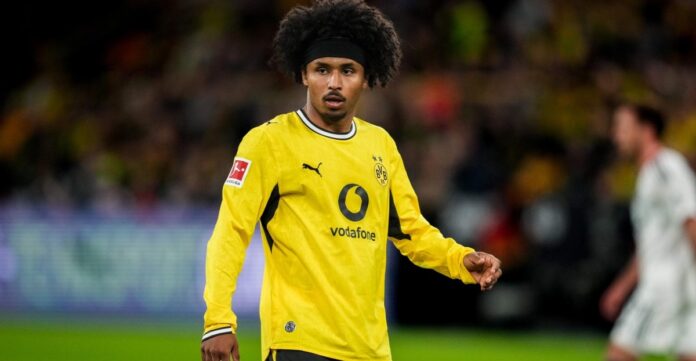 Karim Adeyemi sous le maillot du Borussia Dortmund lors d’un match.