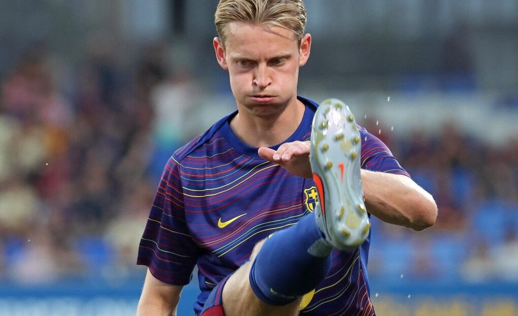 Frenkie de Jong lors d'un exercice individuel sur une pelouse du FC Barcelone.