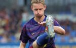 Frenkie de Jong lors d'un exercice individuel sur une pelouse du FC Barcelone.
