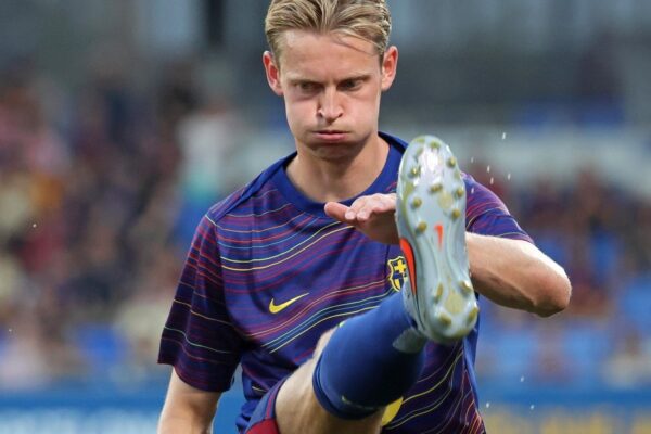 Frenkie de Jong lors d'un exercice individuel sur une pelouse du FC Barcelone.