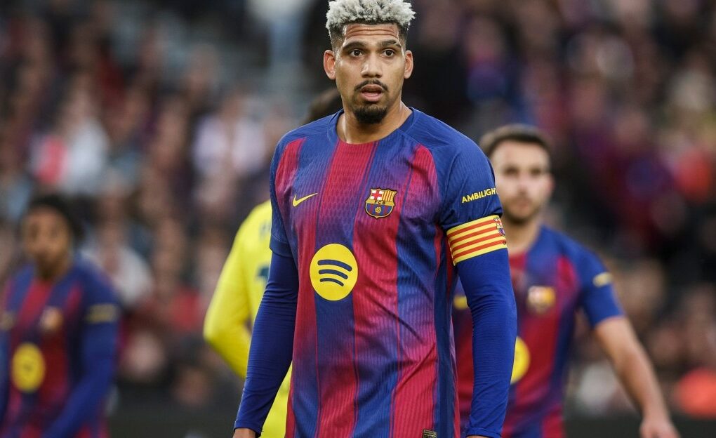 Ronald Araujo sous le maillot du FC Barcelone avant son prêt à Liverpool.