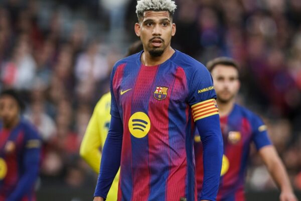 Ronald Araujo sous le maillot du FC Barcelone avant son prêt à Liverpool.