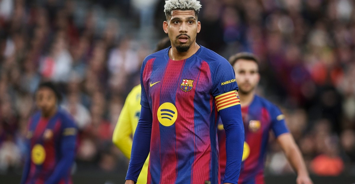Ronald Araujo sous le maillot du FC Barcelone avant son prêt à Liverpool.