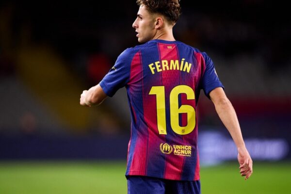 Fermín López sous le maillot du Barça avec son nouveau numéro 7.