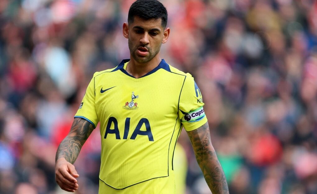 Cristian Romero avec Tottenham sur une pelouse de football.