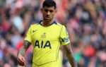 Cristian Romero avec Tottenham sur une pelouse de football.