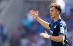 L’attaquant Fisnik Asllani sur un terrain de football.