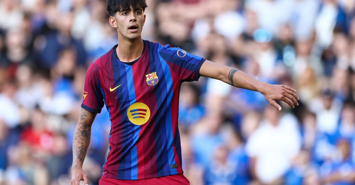Marc Bernal apparaît sous les couleurs du Barça.