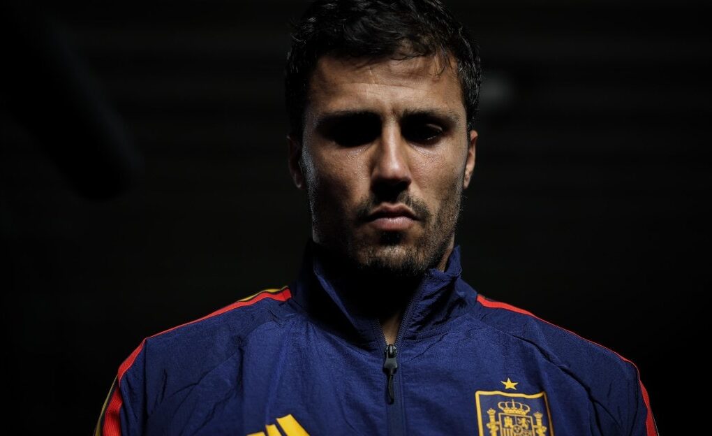 Rodri évolue sous le maillot de Manchester City sur la pelouse.
