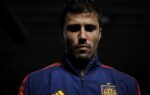 Rodri évolue sous le maillot de Manchester City sur la pelouse.