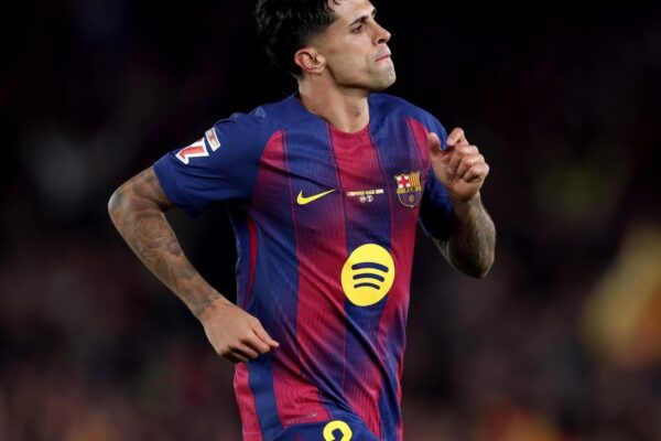 João Cancelo porte le maillot du Barça au Camp Nou.